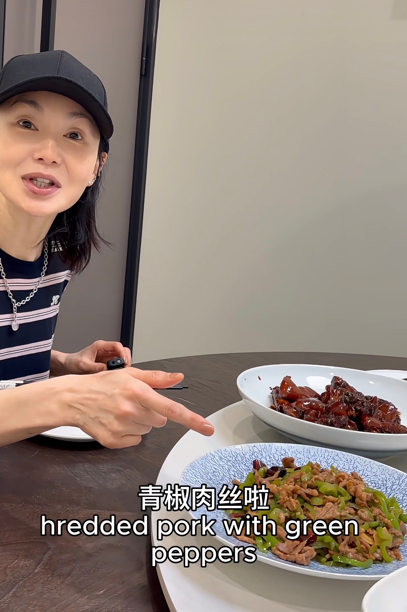 61岁张曼玉发上海vlog，吃十菜一汤。全程素颜松弛感拉满，这气质状态一点也不像