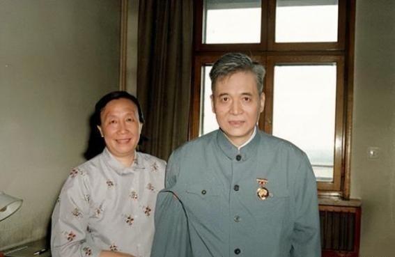 1986年，邓稼先在临终前提出想要在去看一眼天安门，可当他乘坐的轿车驶过天安门时