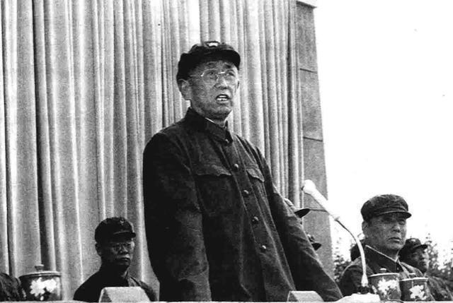 1985年，兰州军区司令郑维山中将正式离休，前往成都休养身体。几天后，成都军区管