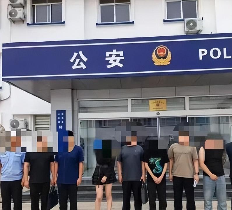 山东滨州，男子约了个身材火辣的年轻美女开房，两人正在兴头上，结果突然房门开了，冲