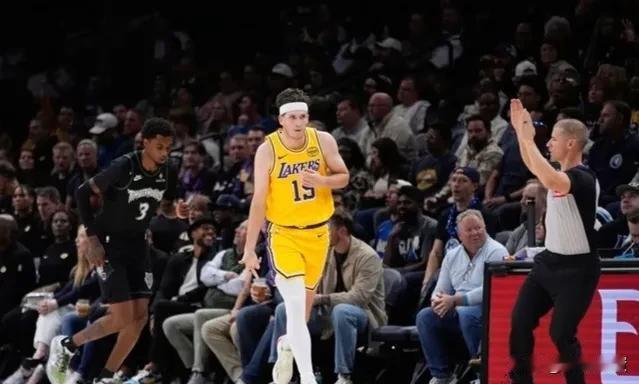 虽然里夫斯场场爆发,但还是为雷迪克的执教捏一把汗。比赛最后时刻,他选择把克内