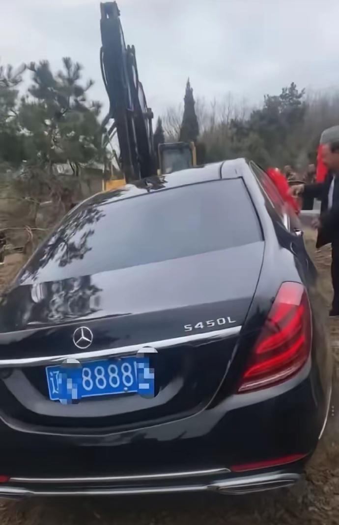 有钱是真有钱啊，没脑子也是真没脑子辽宁辽阳，当地有人将一辆黑色奔驰S450L