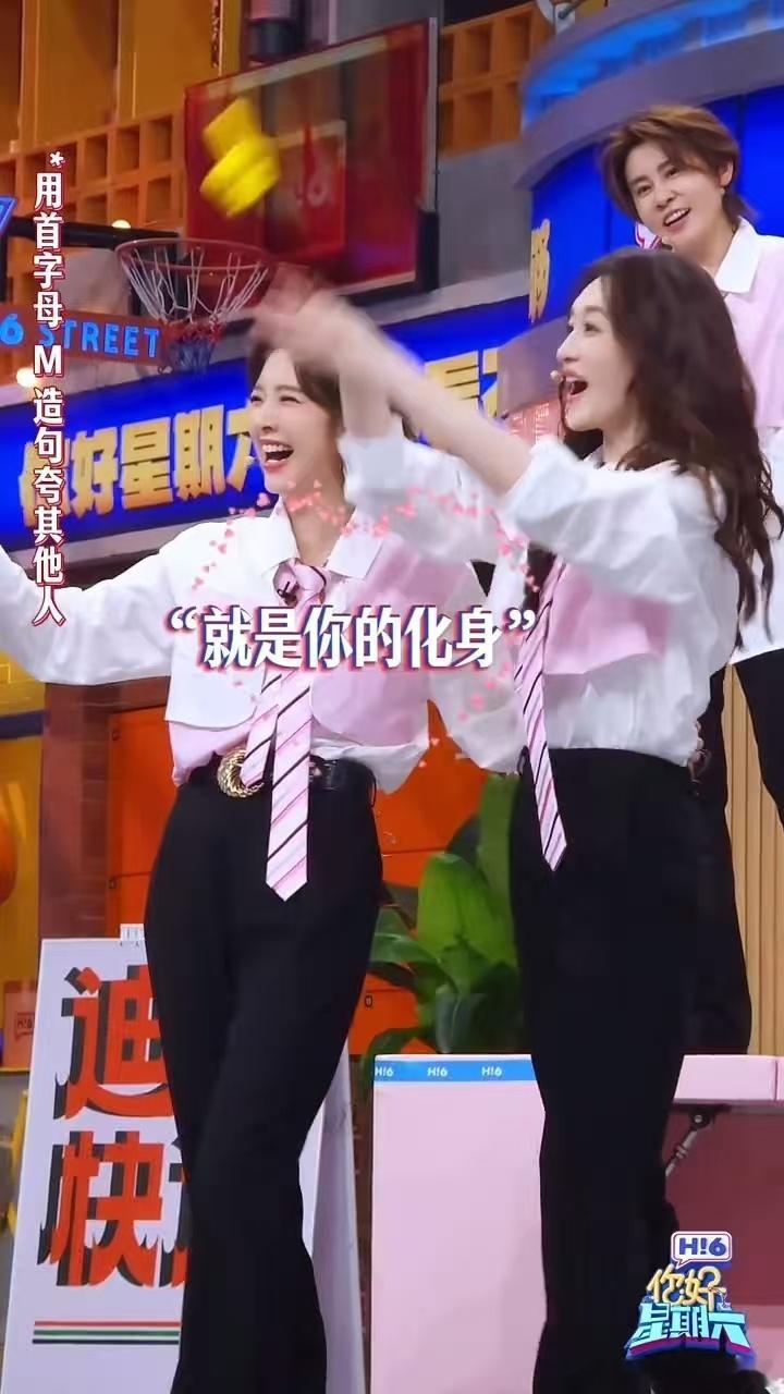 王濛这眼神简直是综艺界的“上帝视角”。唐艺昕搂腰这动作，看似随意实则心机，直接把