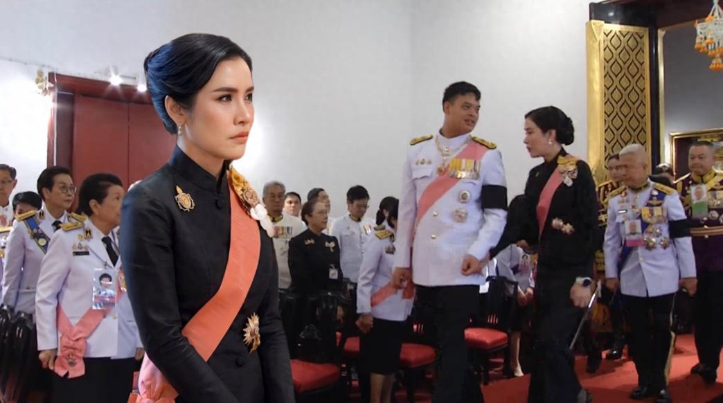 诗妮娜贵妃被提帮功王子牵着手亮相，好似“母子俩”，画面温馨有爱！早上刷手机刷