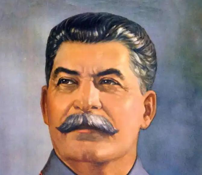 苏军宁可战死7.8万人也要攻占柏林，因为只有打下柏林，哪怕苏联亡国了，二战主力依