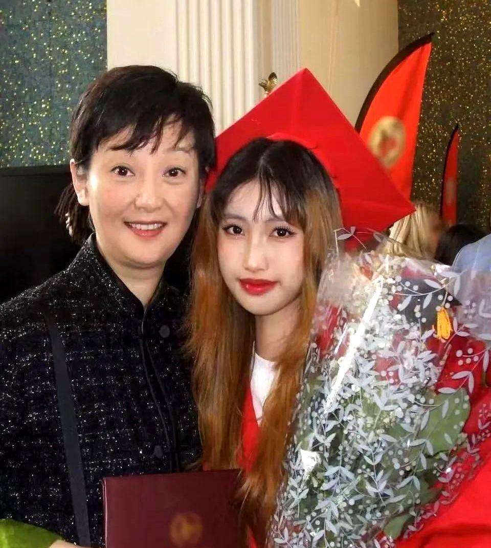 5月27日，冯小刚与徐帆的女儿徐朵在社交平台上晒出了高中毕业典礼的照片，56岁的