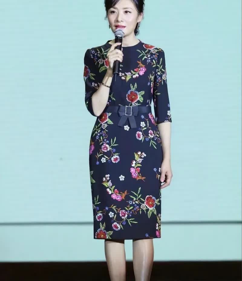周涛无论是正面展现的优雅仪态，还是背面彰显的端庄韵味，都极具魅力。