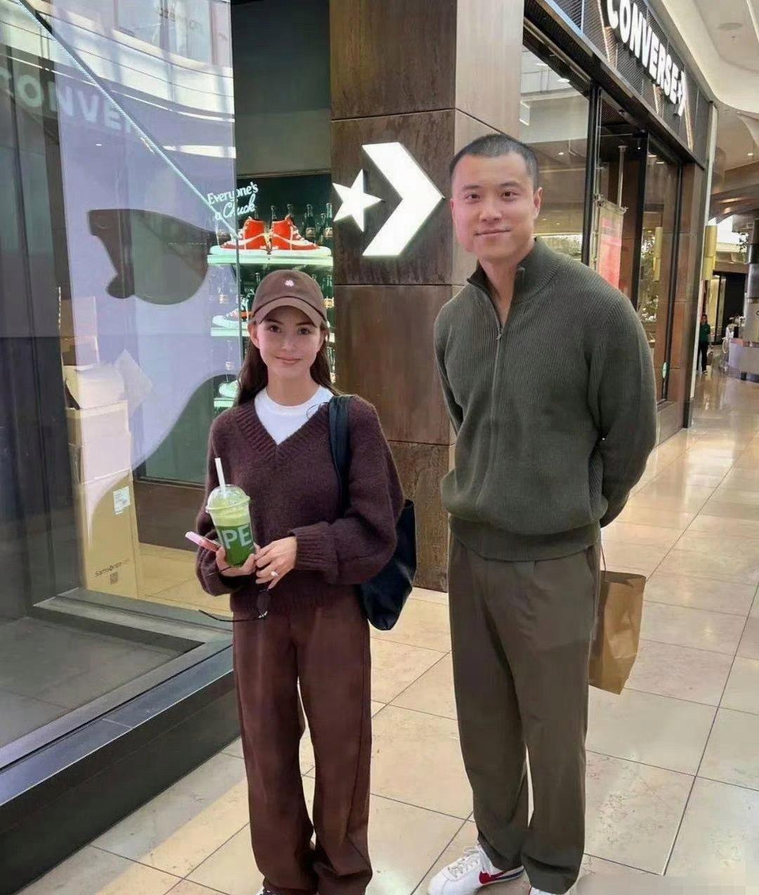 我刷到昆凌生图，目测个子真不高，小小一只，瞬间理解周杰伦了，这谁能不宠啊。