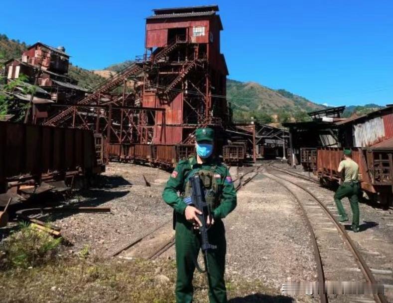 果敢同盟军正在拿下南渡镇！一组果敢同盟军警卫与士兵，在南渡镇冶炼厂的照片流出