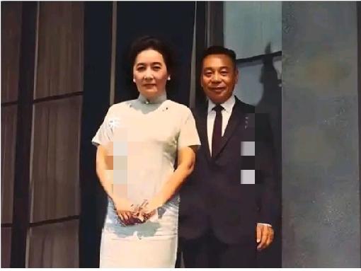 这是宋美龄和继子蒋经国合影照片。虽然宋美龄比蒋经国大13岁，但从