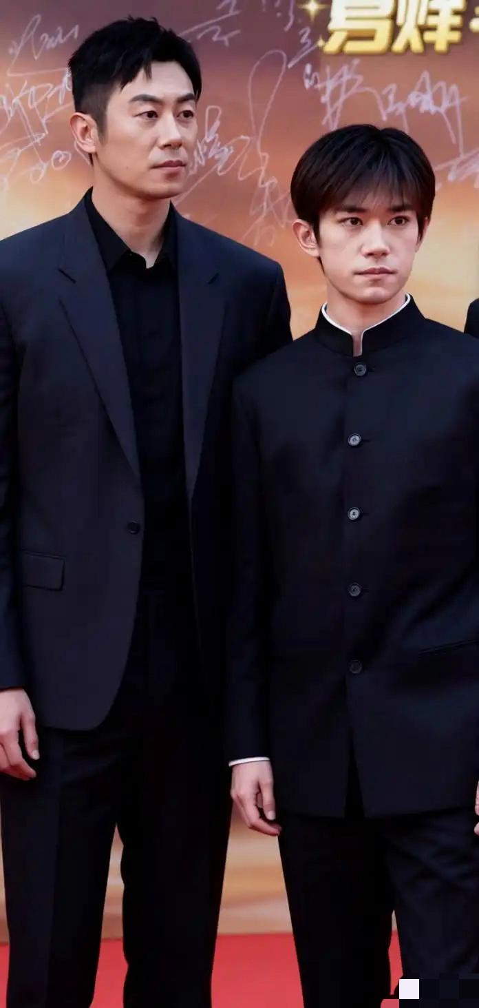 朱亚文晚净光脚差不多178cm，易烊千玺照片上比他矮了差不多12公分的样子，实际