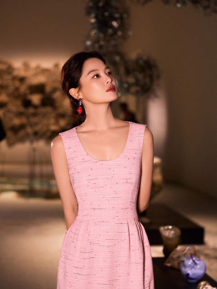 最近辛芷蕾在出席香奈儿的时尚活动时搭配的很年轻，也非常的有时尚感，确实是特别的漂
