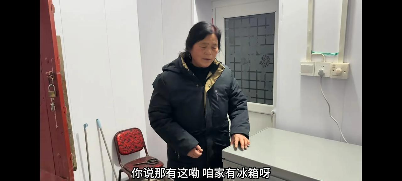 阿杜妈把亲妈的钱包拿起来就跑李佳给阿杜外婆买了一个电冰柜，可把阿杜妈气坏了，非