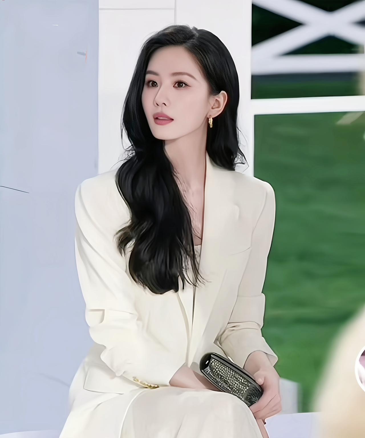 刘诗诗——西装女神的穿搭典范！她不仅颜值爆表，穿搭更是尽显优雅大气风范。尤其是当