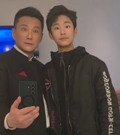 国家大剧院副院长王斑，带着他和曹颖的儿子王梓涵（小名王子）登台表演——王斑拥有