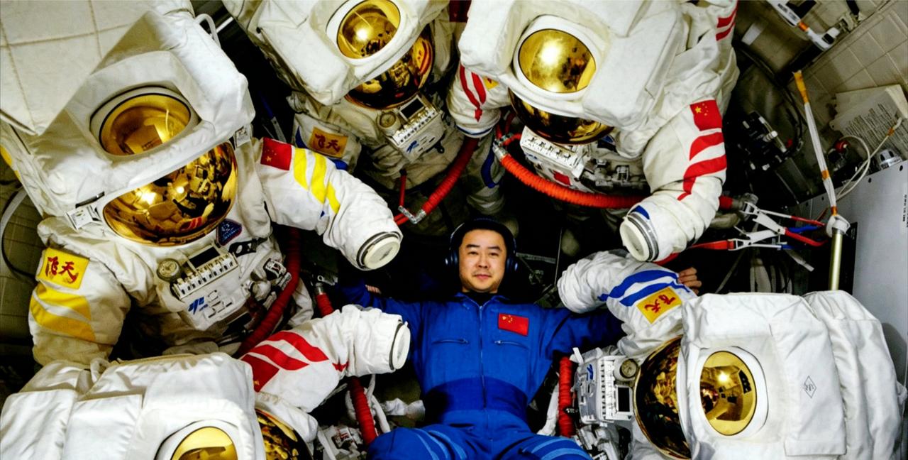 中国空间站五套舱外航天服同时亮相，真可谓“五福临门”，一套3000万，就是1.5