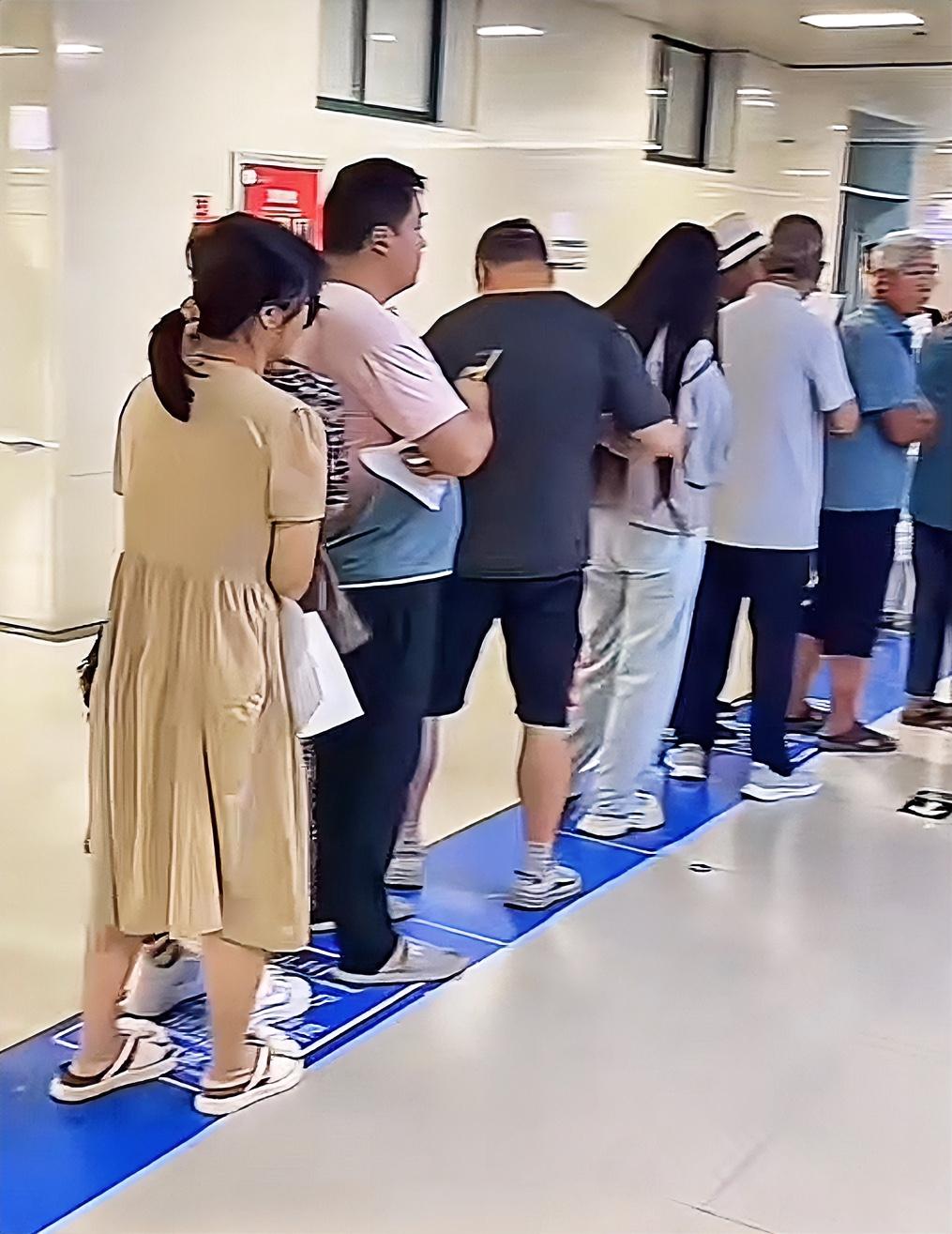 就为了治一个咳嗽，1天内跑了2次医院看了2个大夫花了800多被教育了两次……最