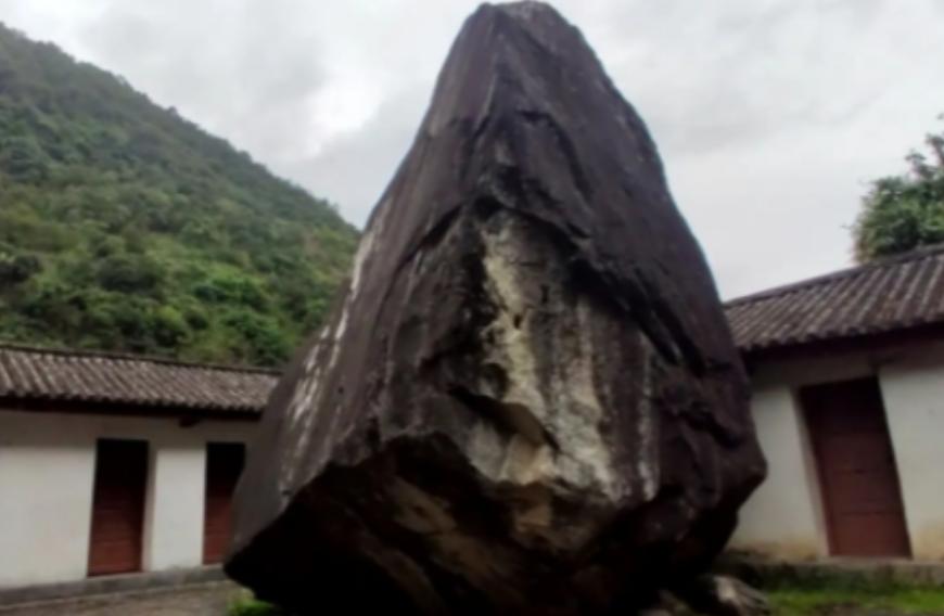 1983年怒江一中学突然飞来一颗500吨的巨石，稳稳地立在院子中央，并且只毁坏了