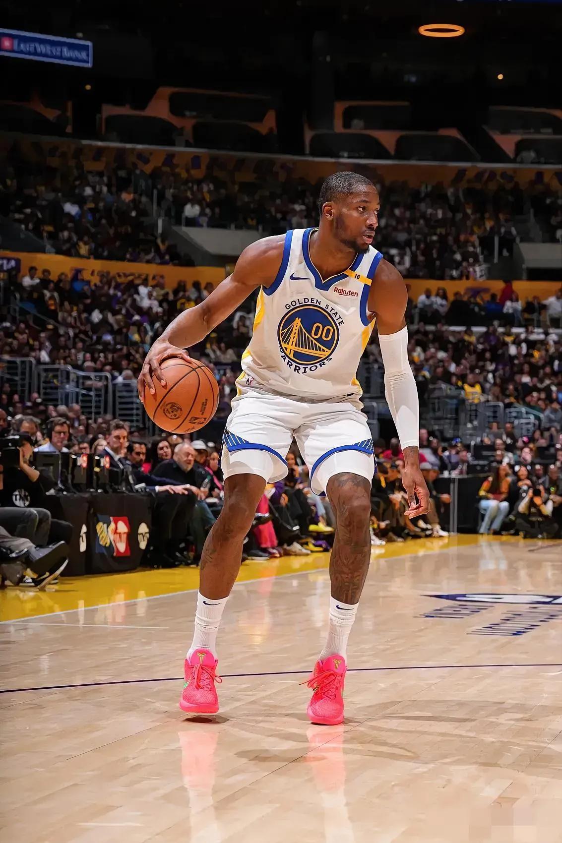 NBA最新交易动态显示，国王队为勇士队新星库明加开出了诱人报价，包括一份3年总价