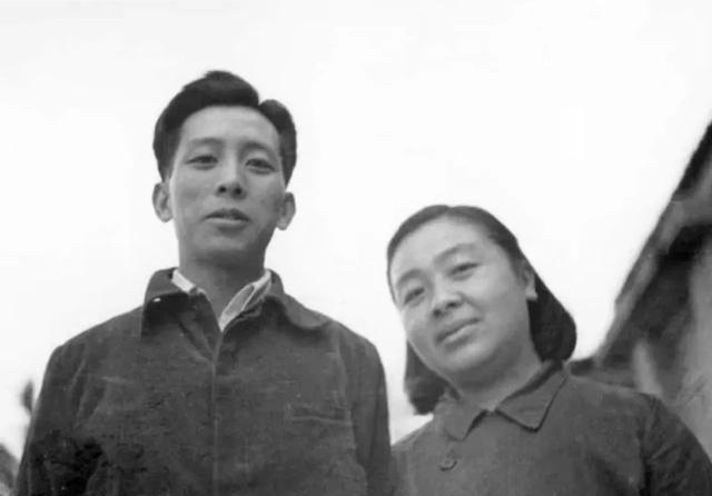 1937年，33岁女作家丁玲爱上20岁的下属陈明。陈明嫌她太老，情急之下娶了一个