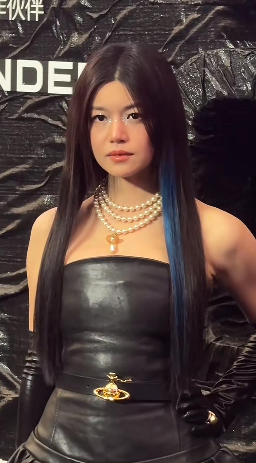 离婚后的陈妍希，这哪像43岁的人啊。娃娃脸是不是真的很显年轻啊。没离婚的