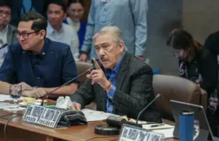 索托出手了！拟成立独立人民委员会，权限之大，与马科斯唱对台戏。看来菲律宾各派间的