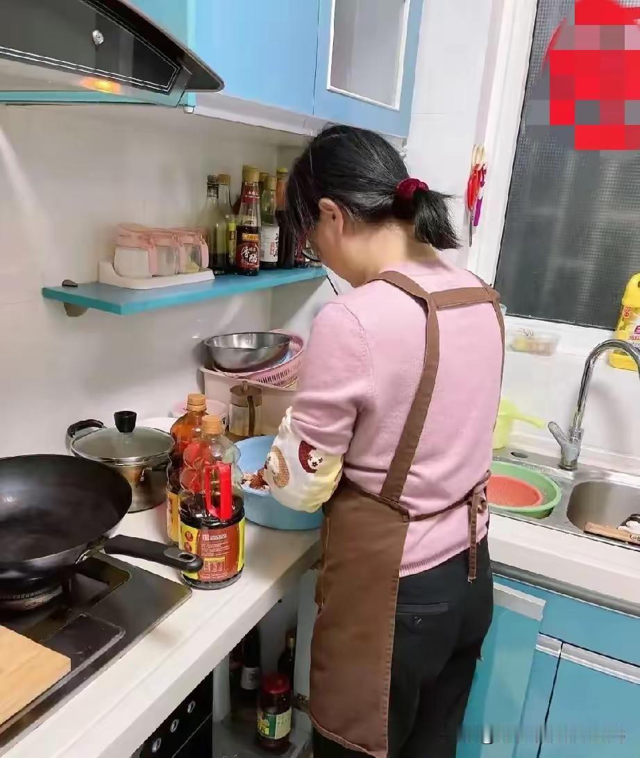姑姐拖着行李箱进门那天，我一看她眼圈红红的，就知道事情不简单。她离婚了，没回自己