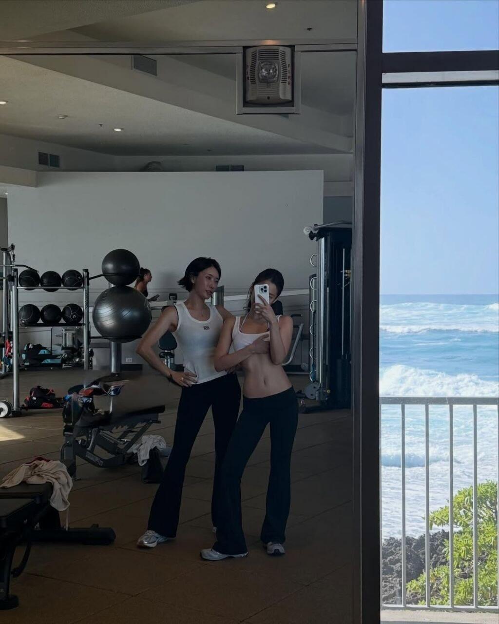 Jennie一组与教练的健身房合照，妮这好身材应该没少练吧！