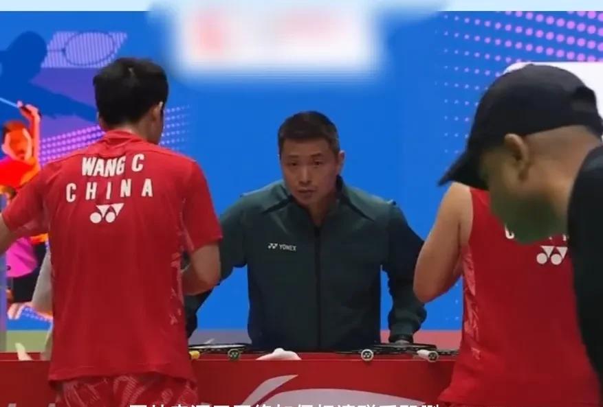 陈其遒这日子不好过，想咬牙还得强颜欢笑？看到暂停期间陈其遒对梁伟铿/