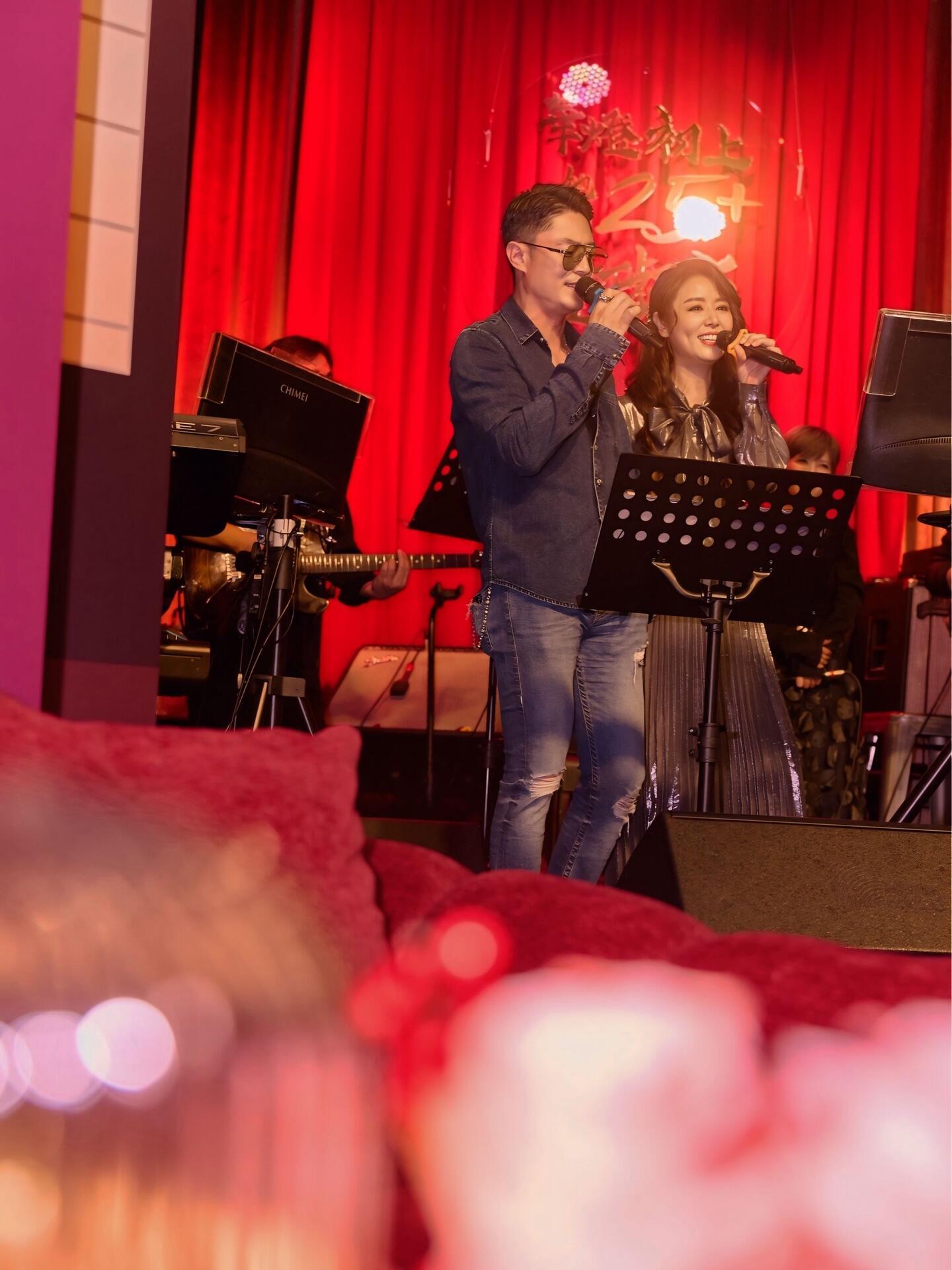 林心如分享了生日party现场照，有和霍建华一起唱歌的合照，撒糖了🥰🥰🥰林