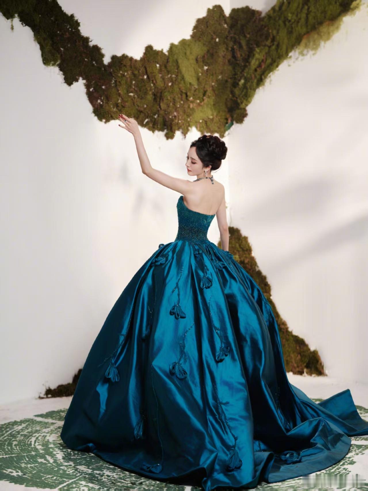 杨幂裙子三十多斤好的​​​