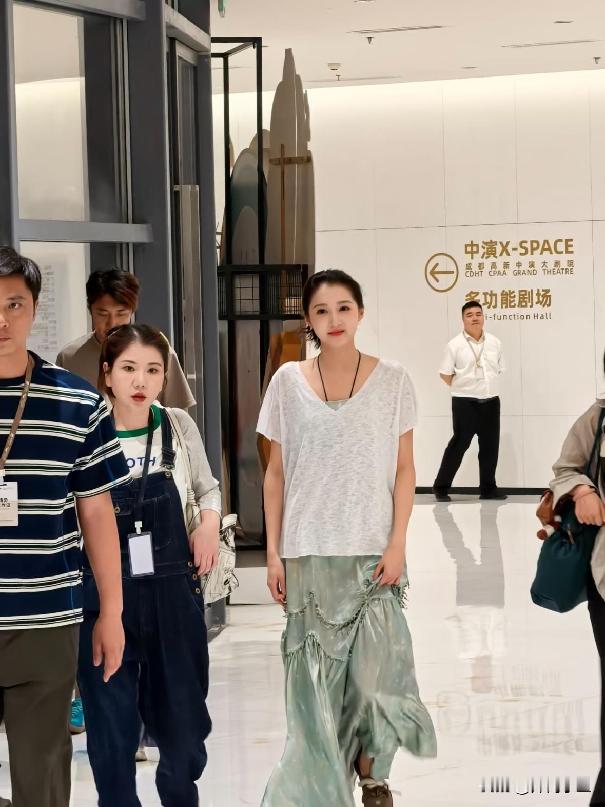 成都活动现场路人偶遇关晓彤！一身简约松弛日常穿搭出镜，浅白宽松V领短袖，内搭