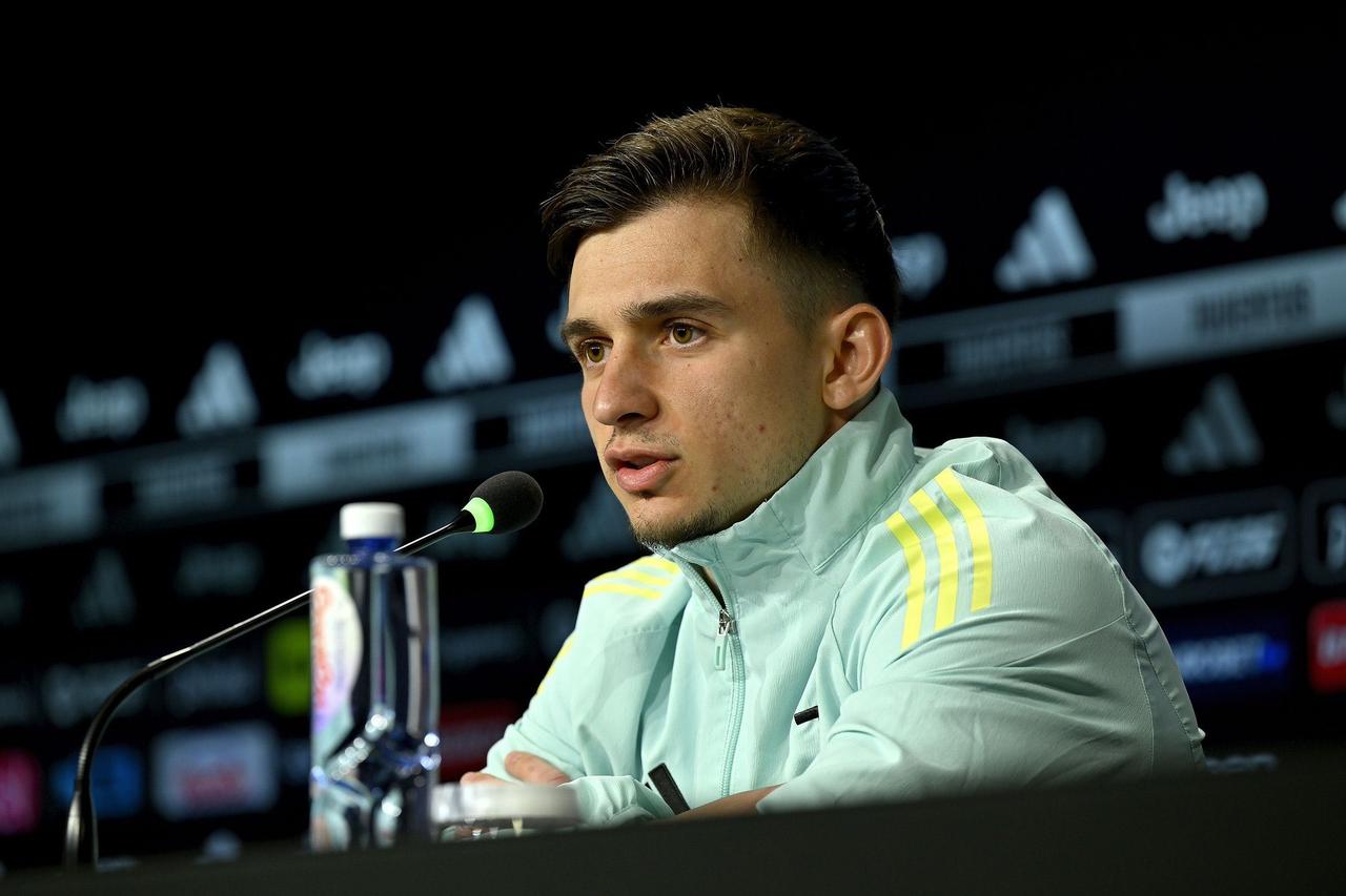 【小孔：会给B席安利尤文锁死欧冠目标】小孔塞桑出席尤文图斯客战乌迪内斯赛前