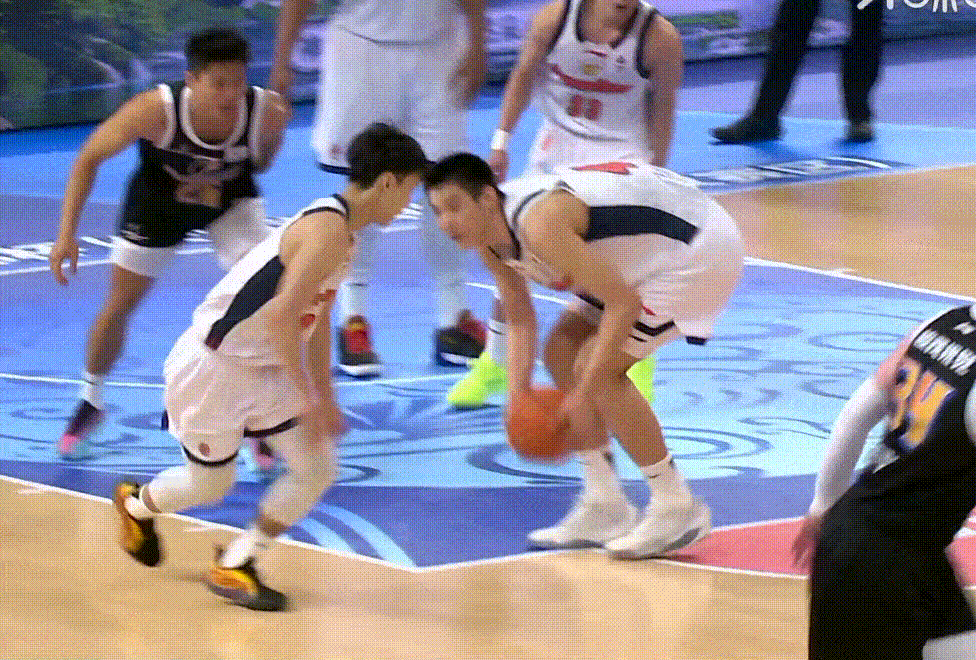 我天徐杰投疯了啊！各种追身三分超远三分把我看呆了，手真热得发烫，太自信潇洒了，目