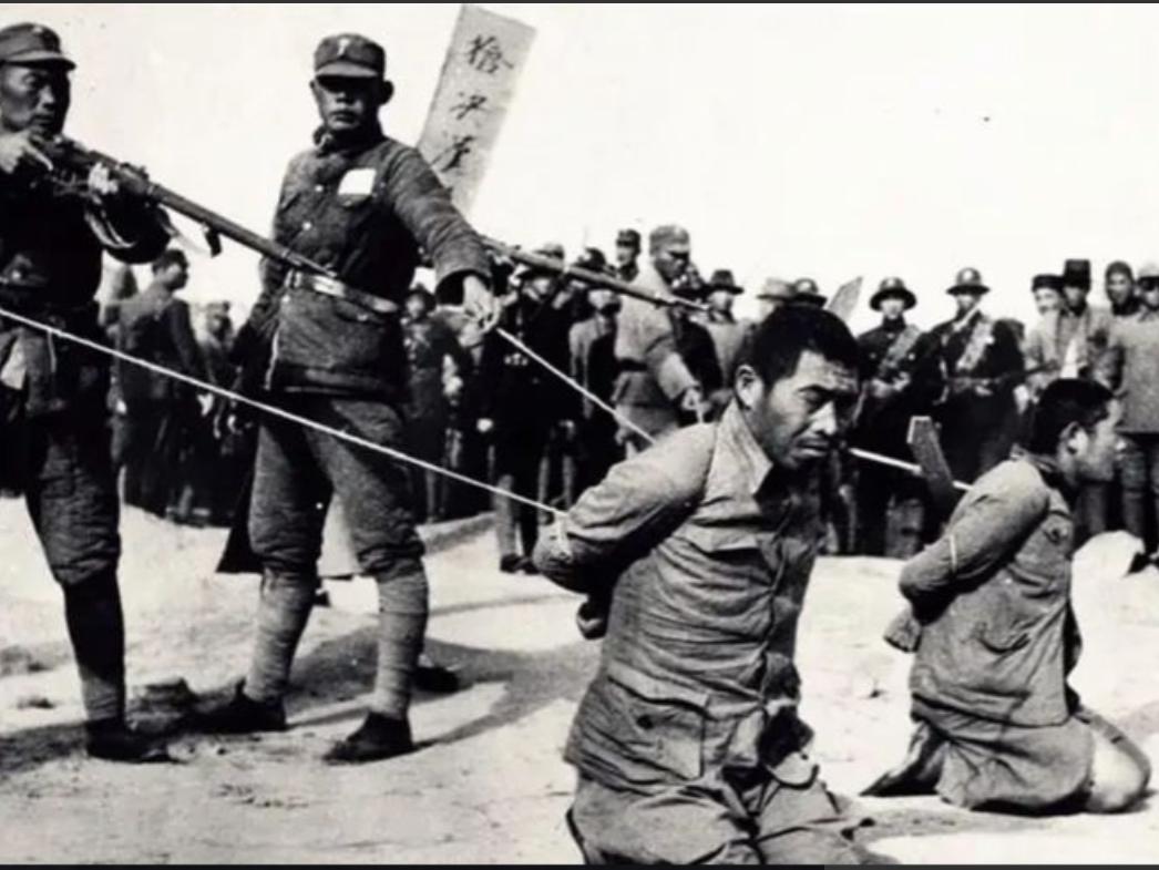 1946年8月，上海江湾刑场，枪声响了。大汉奸万里浪应声倒地，血溅了一身。他老婆