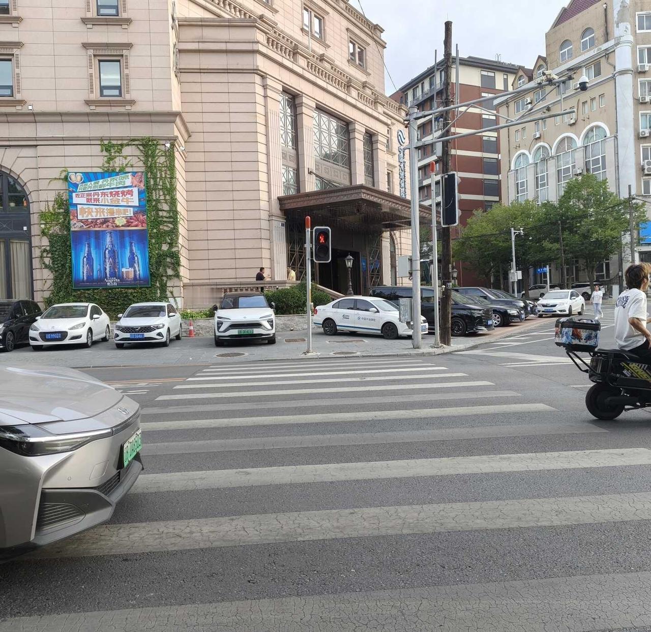 大连逼着人闯红绿灯大连这个路口的红绿灯对行人也太不友好了，等了几乎十分钟，几乎