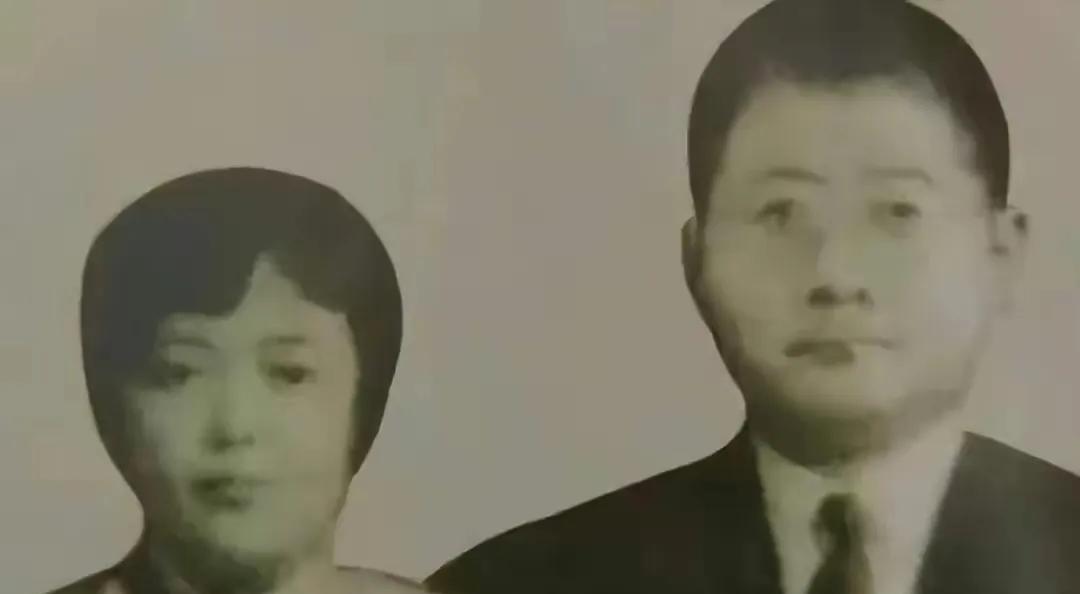 1934年，吉鸿昌遇难，妻子花了8万大洋赎回他的遗体。然而，不久后，妻子竟然疯了