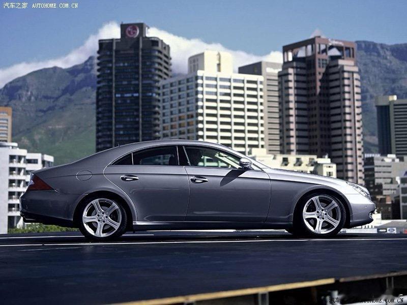 无框车门的奔驰CLS，但固定三角窗却放在后门上，比较罕见。优势：1、车门开口设计