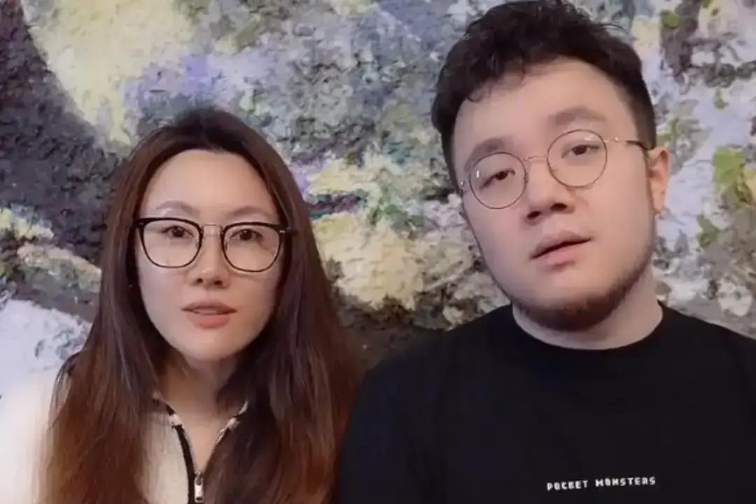 他终于捅破了英达家里那层糊了二十年的窗户纸。英如镝发了七行文字配白图。巴图上