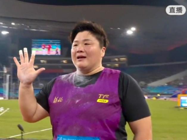 她在告别，满含泪水，一一与裁判握手，以这样的方式与这个舞台告别。全运会4连冠第
