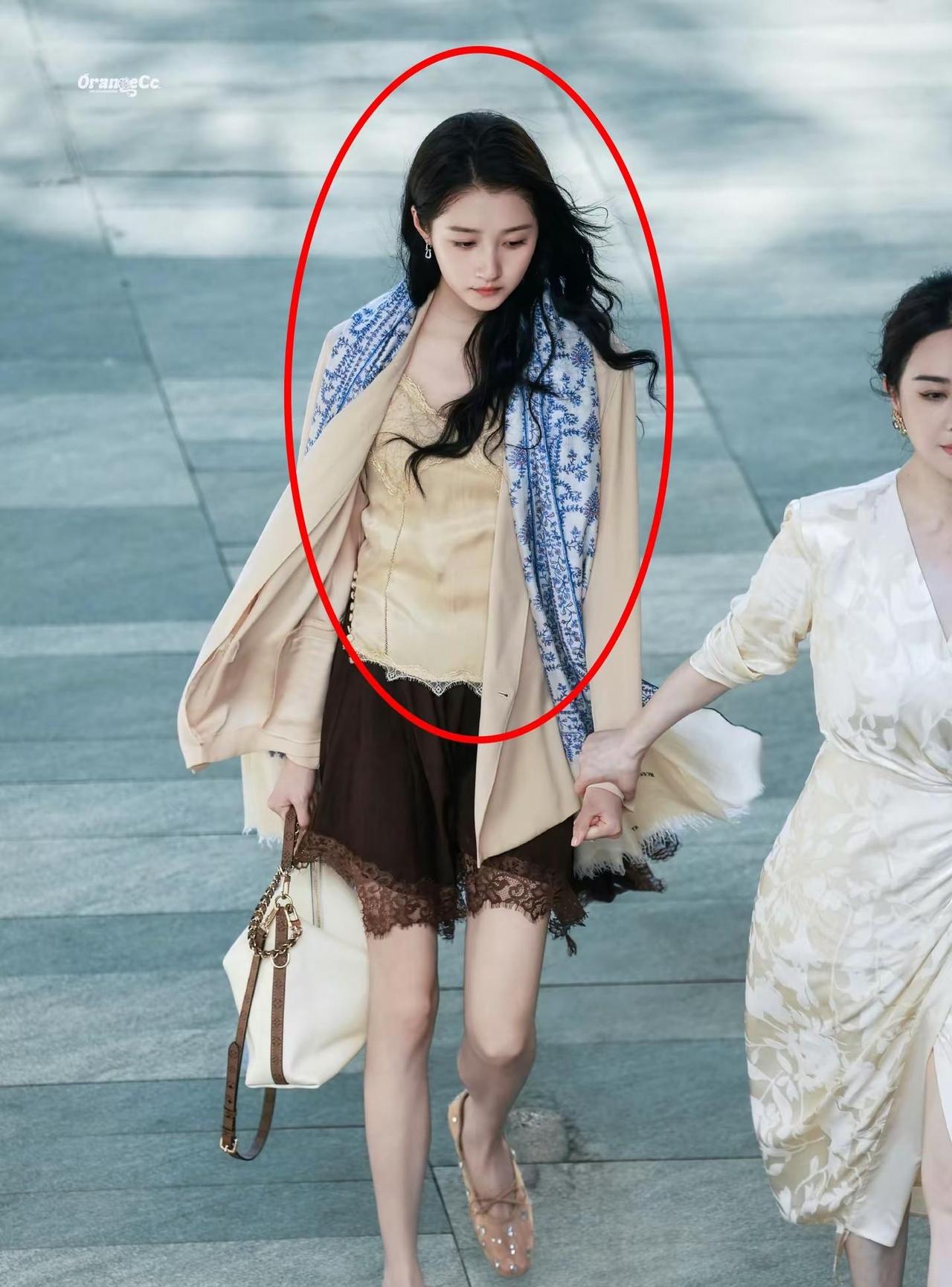 我k。关晓彤路人视角这么绝美的吗？难怪线下见过她的人都说镜头根本拍不出她的美，真
