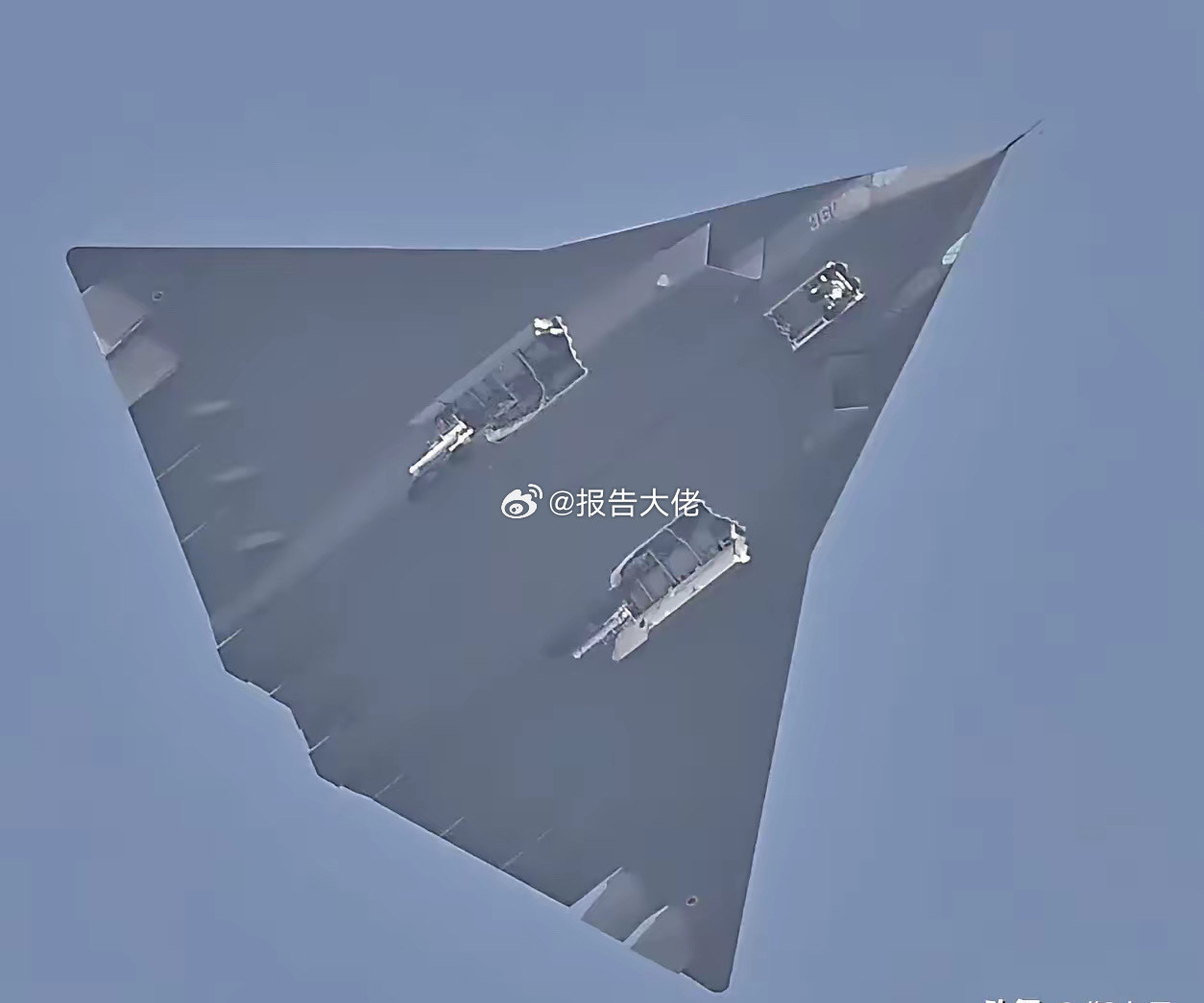 指数开盘后快速冲高回落大盘突破新高后开始跳水分时两指数都跌超1%但随后就有资金护