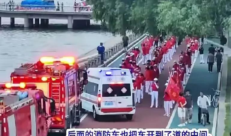 在中国，没什么人敢同时阻挡救火车和120急救车，但是老人暴走团就敢，她们胆子也太