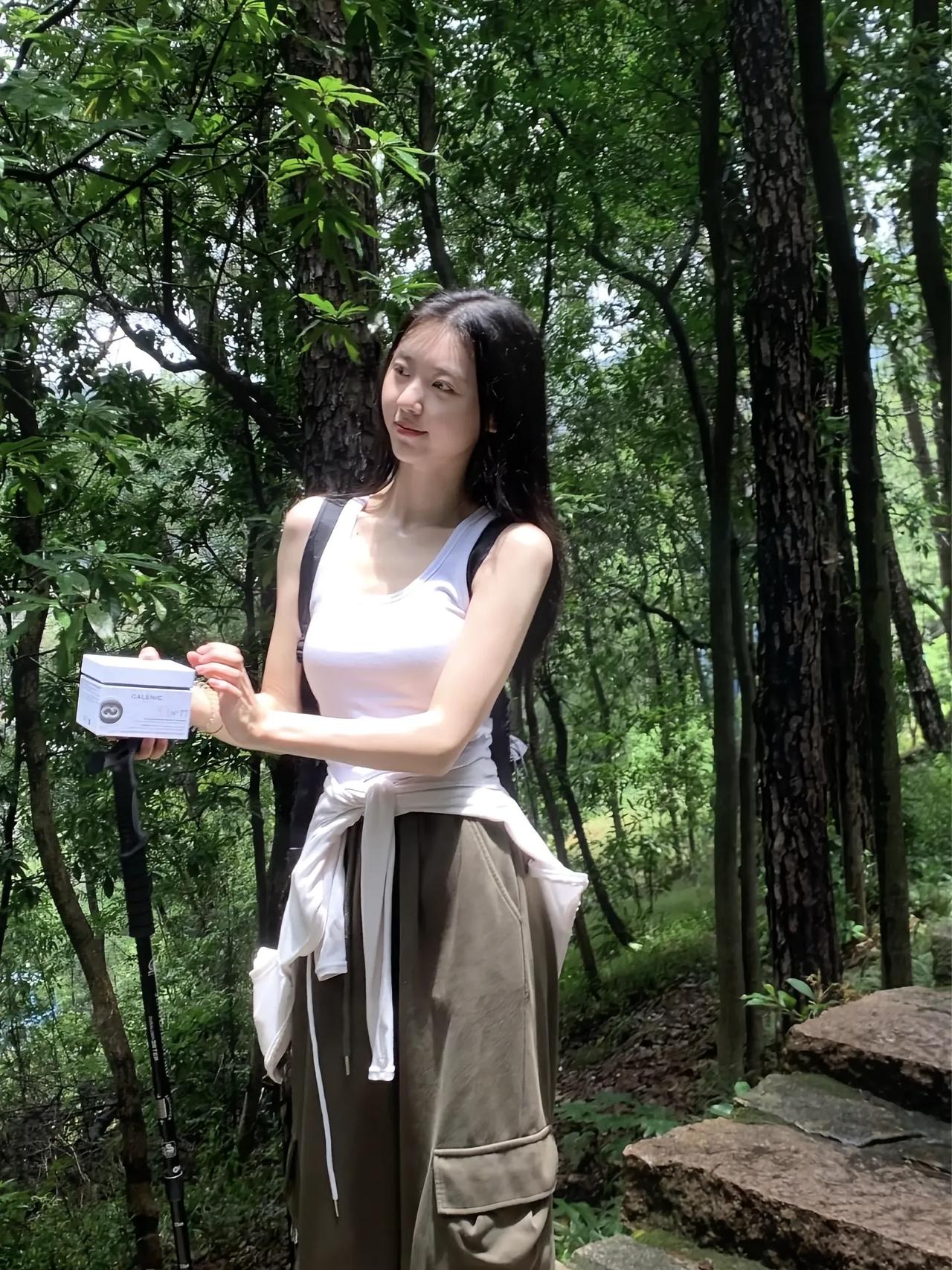 森林中的清新时光，手持小物，享受自然。