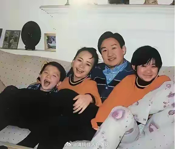 1999年宋丹丹与丈夫赵玉吉儿子巴图女儿赵婷（继女）的一张合影照