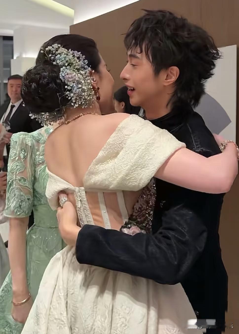 伊能静儿子亨利这社交礼仪是都还给老师了吗？拥抱刘亦菲时紧紧贴着搂着，不是应该轻