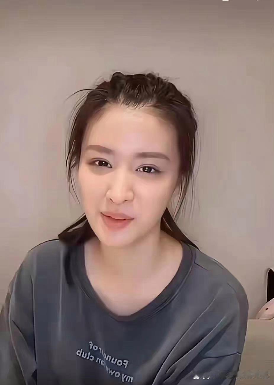 王楚然直播近素颜+接地气发型，高颜值照样惊艳！​​​