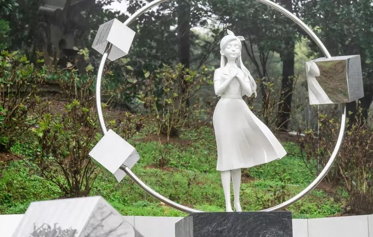 大家有没有发现有点奇怪大s当天安葬的时候下雨了她一周年祭日时也下雨了……