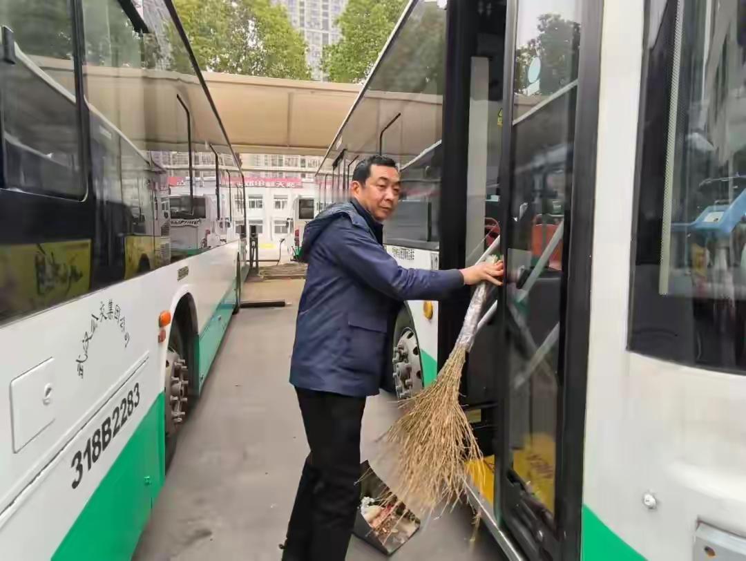 武汉男子坚持16年不熬夜不喝酒，原因让人没想到……武汉男子坚持16年不熬夜不喝酒