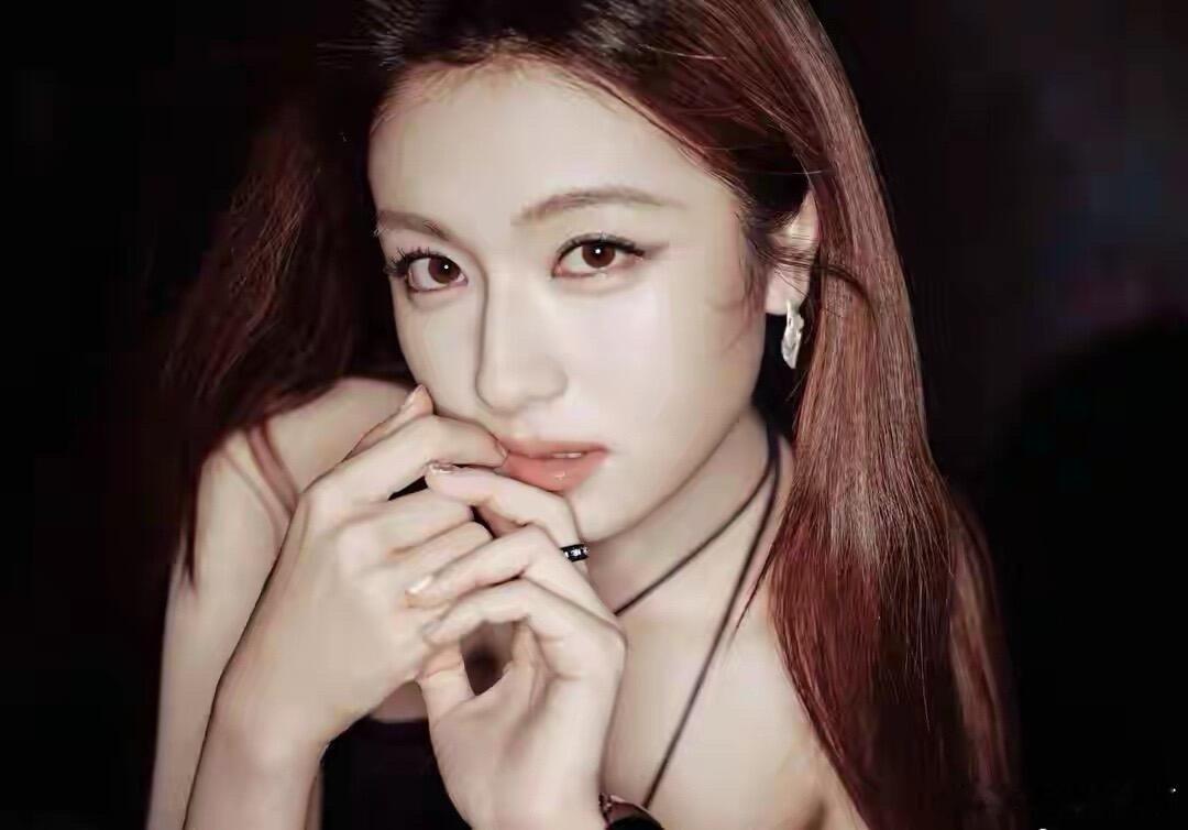 网友：李兰迪这组暗黑写真杀疯了！直接把纯欲感焊在背上了！